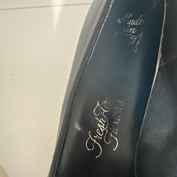 Very Vintage set of Heels in Cream and Navy - Picture 3 of 14